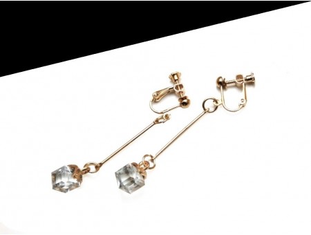 Cercei clips cu segment auriu si cub din cristal alb